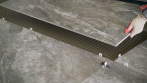 Laying floor ceramic tile