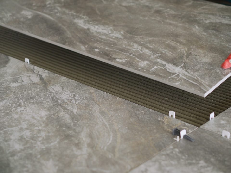 Laying floor ceramic tile