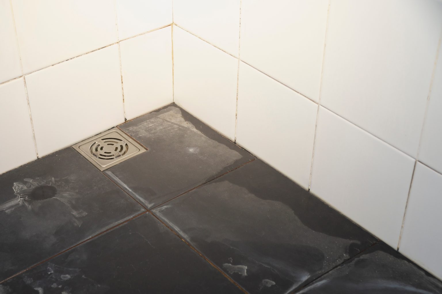 How to Remove Hard Water Stains from Bathroom Tiles – Easy Guide