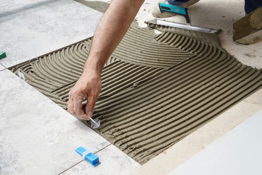 5 Practical tips to choose the best adhesive for tiles without overspending