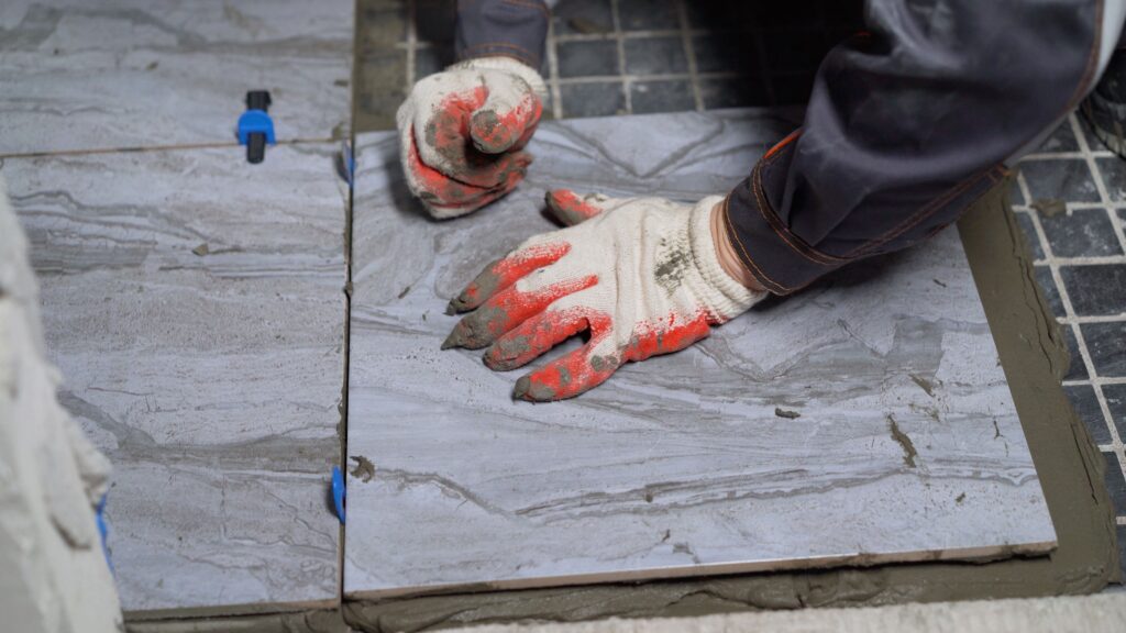 Adhesive on tiles: Make tile-on-tile installations stress-free!